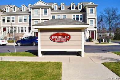 1077 Foxboro unit 26, Troy, MI 48083 - photo 2