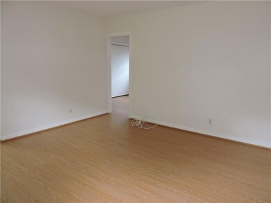 LIVING / DINING ROOM