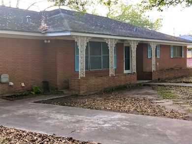 208 Lindsey Ave, Bay City, TX 77414 - photo 3