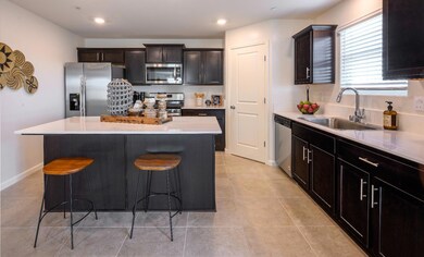 664 Shadow Creek Ct unit 1050, Tulare, CA 93274 - photo 3