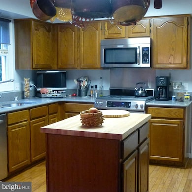 11210 Minstrel Tune Dr, Germantown, MD 20876 - photo 7