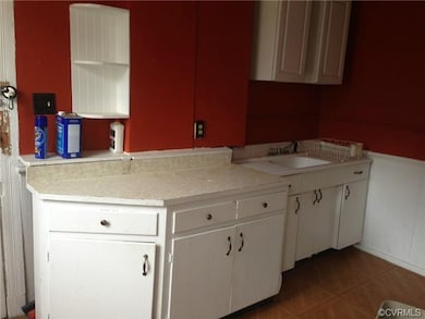 KITCHEN IN DOWNSTAIRS UNIT.