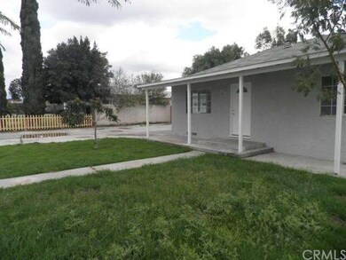 Nice front yard.