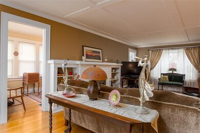 Here we see the living room entrance into the quai