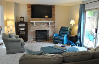 COZY FAMILY ROOM