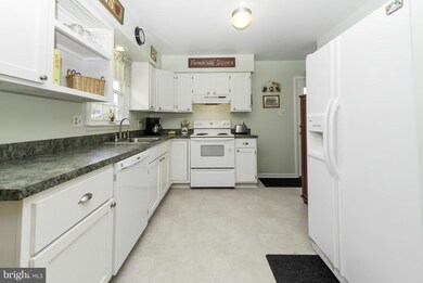 7006 Stratford Dr, Sykesville, MD 21784 - photo 4