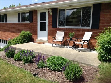 So very nicely maintained - Quaint Front Porch for
