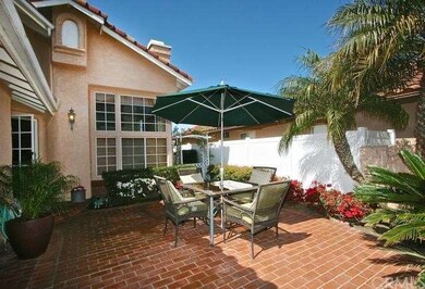 FRONT YARD COURTYARD BEAUTIFULLY MAINTAINED WITH B