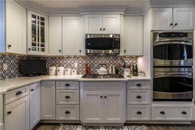 Crown Molding, Dual Convection Wall Ovens, Gas Coo