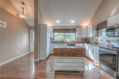 13822 Midland Dr, Shawnee, KS 66216 - photo 4