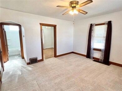 1009 S 5th Ave E, Newton, IA 50208 - photo 3