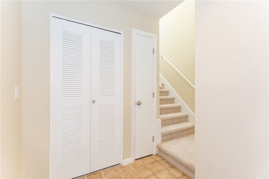 976 Williamsburg Cir unit 976, Warwick, RI 02886 - photo 4