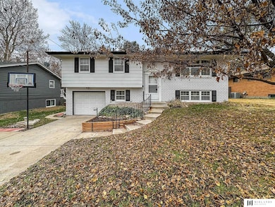 2841 Loveland Dr, Lincoln, NE 68502 - photo 2