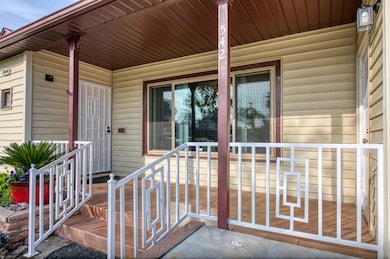 542 W Harvard Ave, Fresno, CA 93705 - photo 2