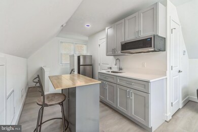 8903 Hooes Rd unit UPPER LEVEL, Lorton, VA 22079 - photo 4