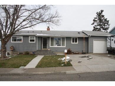 723 E 19th St, the Dalles, OR 97058 - photo 2