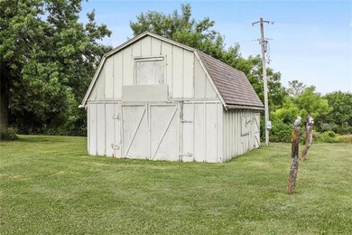An 18x22' barn sits behind the home.
