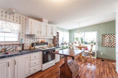Lovely bright kitchen. New laminate flooring.