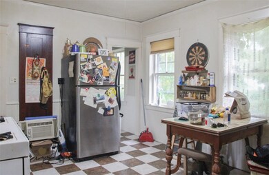 A bright Eat-In-Kitchen
