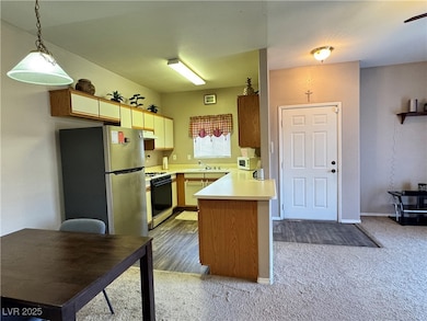 Kitchen with gas stove, a peninsula, freestanding