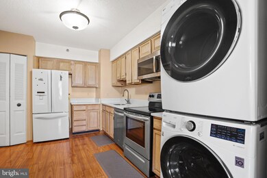 Skyline House unit 1509, Baileys Crossroads, VA 22041 - photo 5