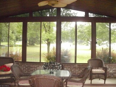 RELAXING SUNROOM TO ENJOY