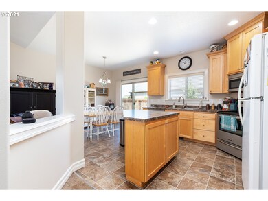 735 Burghardt Dr, Molalla, OR 97038 - photo 2