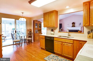 8212 Lapping Brook Ct, Laurel, MD 20723 - photo 6