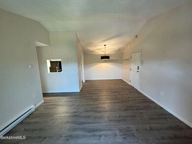 20 Maplecrest Living-Dining