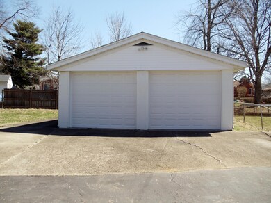 9238 Saint Moritz Dr, Louisville, KY 40291 - photo 2