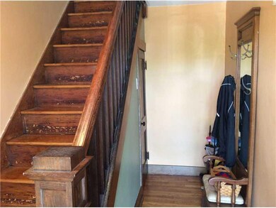 Entry/Foyer.