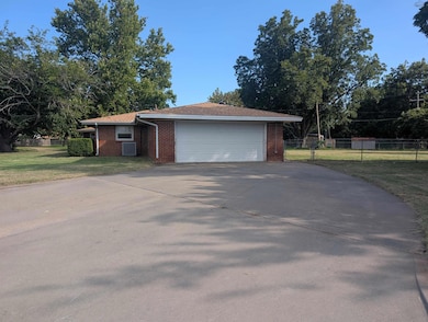 703 Pecan St, Burkburnett, TX 76354 - photo 3