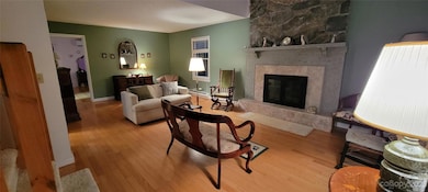 Living Room w/gas FP