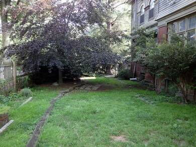 Yard/Garden Great side yard with privacy fence