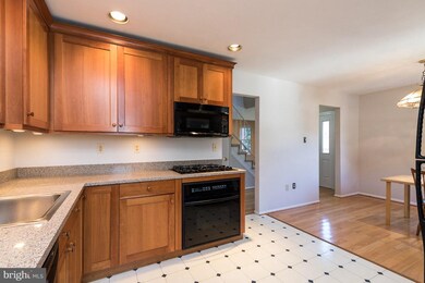 9647 Lindenbrook St, Fairfax, VA 22031 - photo 7