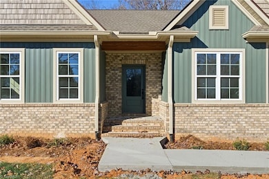 194 N Peace Haven Rd, Winston-Salem, NC 27104 - photo 2