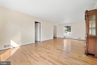 8810 Tallyho Trail, Potomac, MD 20854 - photo 7