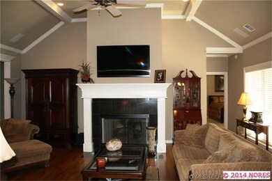 Vaulted living with granite faced fire place, Gas