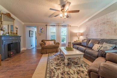 Living Room w/Crown Molding