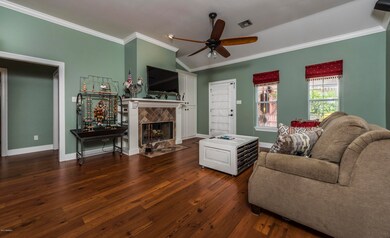 Living Room 1 (DhAcdzE7T36wTJkEBbOTrw)