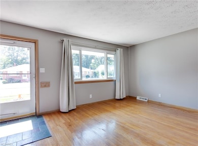 30835 Roosevelt Rd, Wickliffe, OH 44092 - photo 2