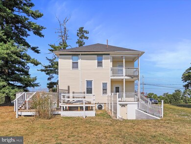 1048 Fairview Dr, Berkeley Springs, WV 25411 - photo 3