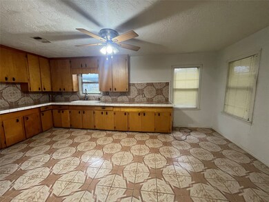 8313 Roswell St, Houston, TX 77022 - photo 5