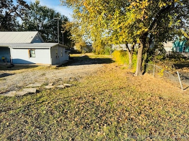 312 W Grand Ave, Eufaula, OK 74432 - photo 2