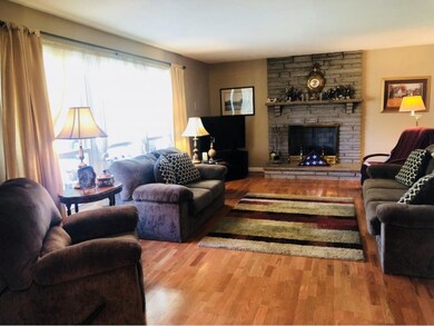 Living Room w Fireplace