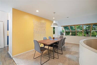 Large Raised Dining.
