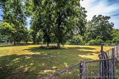 208 E Bird Ave, Davis, OK 73030 - photo 4