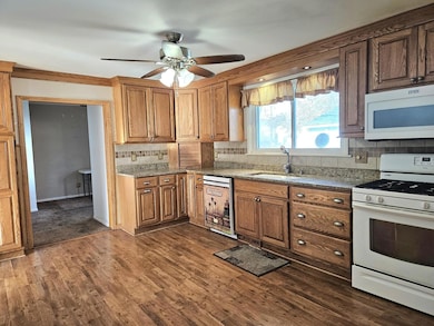 313 E 3rd St, Wilton, IA 52778 - photo 3