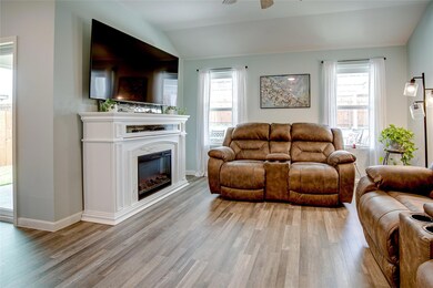 924 Avagail Ave, Springtown, TX 76082 - photo 3