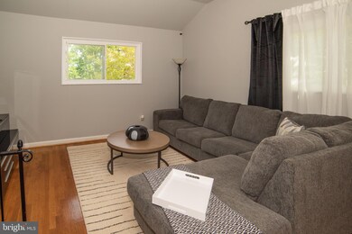 6404 Rolling Ridge Dr, Capitol Heights, MD 20743 - photo 4